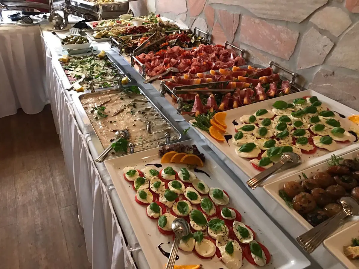 Delikatessen im Festsaal der Trattoria und Pizzeria Romeo e Giulia im Ratskeller Taucha